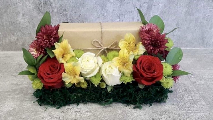 flower arrangement with gift box