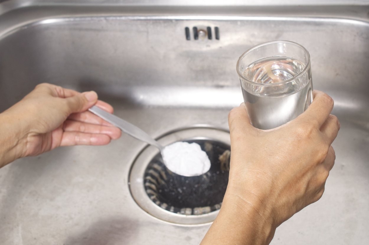 baking soda and vinegar in sink 